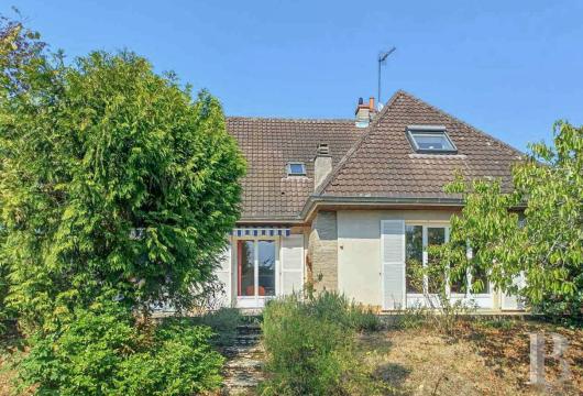 bourgogne - À Fontaine-lès-Dijon, à moins de 10 min du centre historique de Dijon, une maison des années 70, d'une surface de 157 m², et son jardin de 687 m²